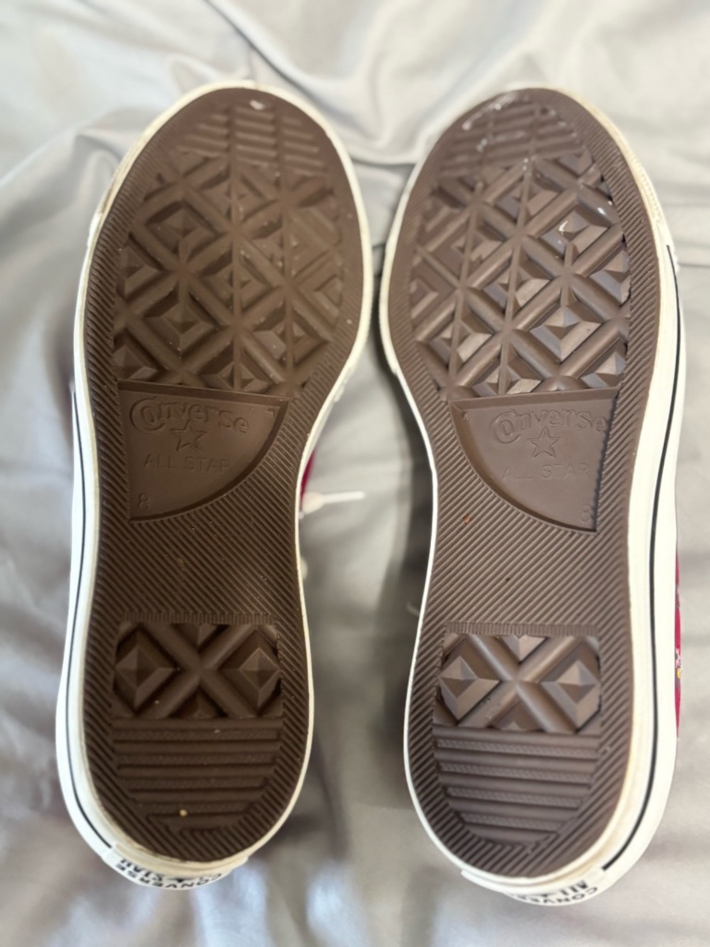 Women’s Converse tennis shoes - They are adorable! Worn once - Picture 4 of 4